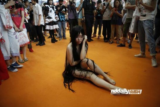 深圳<em>动漫</em>展突现裸露女子搅局 被警察带走(组图