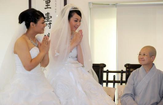 台湾<em>女同性恋</em>首次举行佛教婚礼(图)_粤语台_中