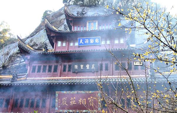 门票开放时间: 100元 8:00-16:30 交通概况: 自驾游交通: 1)从苏州市出发,走沪宁高速,沿沪宁高速一直向前行驶8公里,从中华门/机场高速/长江三桥/马鞍山出口离开,进入绕城公路,沿绕城公路一直向前行驶255.4公里,在章桥村从杭州绕城/金华/宁波出口离开,朝上海/宁波/沪杭甬高速/萧山机场/绕城东线方向,进入杭州绕城公路,沿杭州绕城公路行驶15.