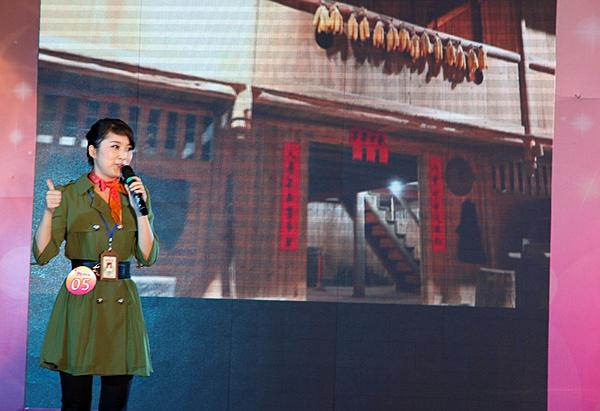 5号选手聂琳琳在进行导游讲解