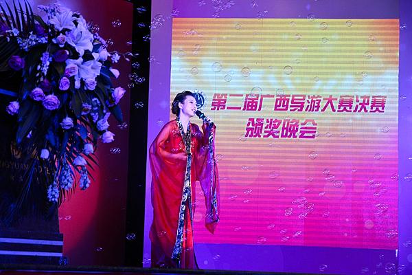 选手在展示才艺表演