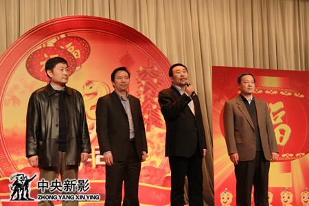 集团领导给职工拜年(左起:马维民、郭本敏、高峰、安为民)