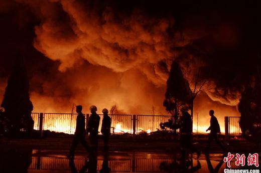 天津一企业发生火灾 烟雾弥漫至市区(图)