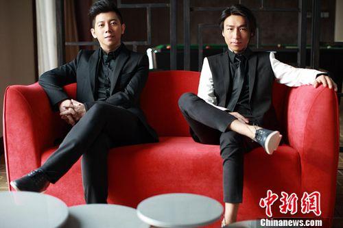 羽泉型男写真曝光  痣哥 海泉:观众喜欢就好_粤