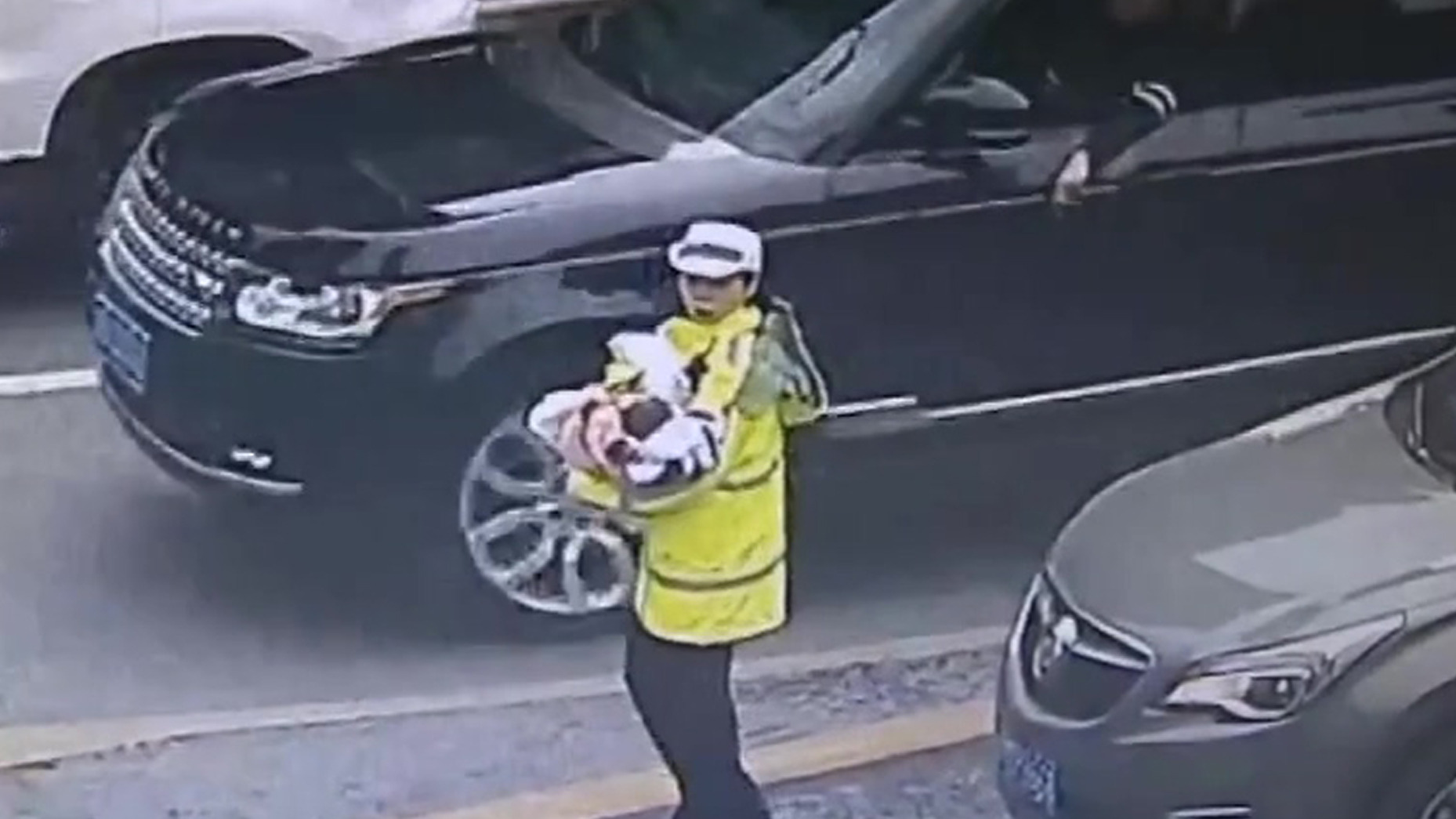 女交警怀抱婴儿指挥交通 开启双向信任双倍感动的"暖循环"