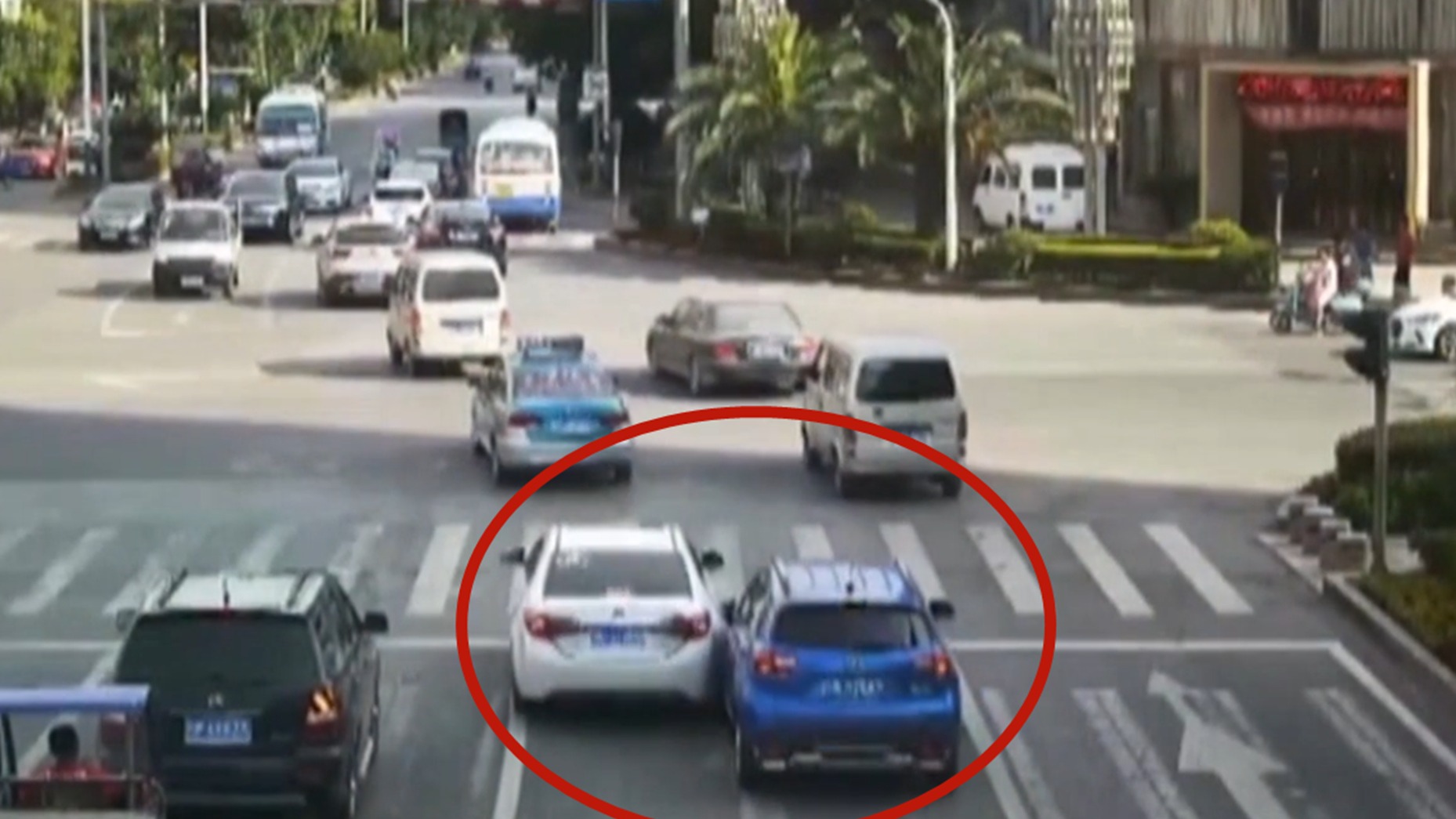 蛇形走位后6次别车，这些“路怒”司机害人又害己