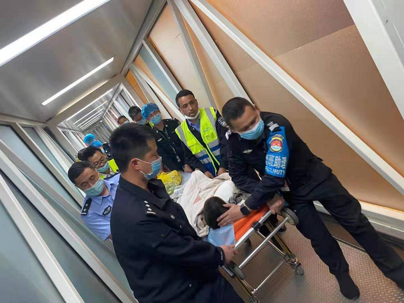 和田机场小男孩抵达廊桥