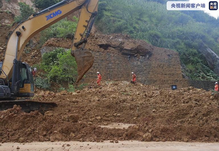 贵州毕节一小区发生山体滑坡 监控记录惊险一幕