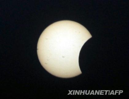 Images of annular solar eclipse in Sri Lanka 
