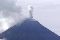 <br><strong><p>The Tungurahua volcano spews ash and steam during an eruption in Banos, some 130 km (81 miles) southwest of Quito June 1, 2010. Tungurahua has been classed as active since 1999 and had a strong eruption in 2008.</p></strong> 