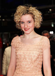 Ů��Julia Garner