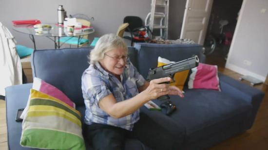 疯狂给力爆笑!让老<em>奶奶玩</em>《现代战争3》的后果