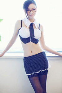 黑丝制服装扮尽显诱惑