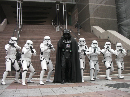 黑武士现身日本宣传《Kinect 星球大战》