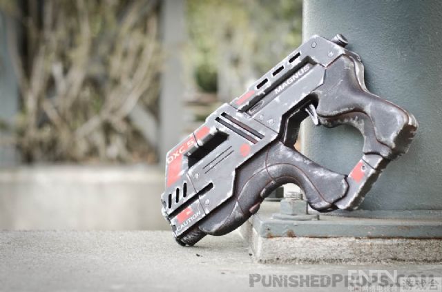 玩家自制《质量效应3》重型手枪 拿在手上很拉