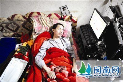 男子患怪病躺床上打网游赚钱补贴家用_网络游戏