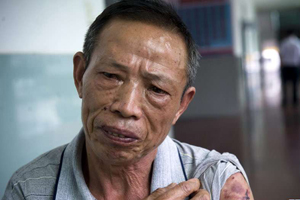 center 公务员殴打亲生父亲 骂母亲是猪多次抽