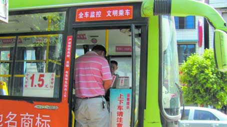 74岁副教授图片