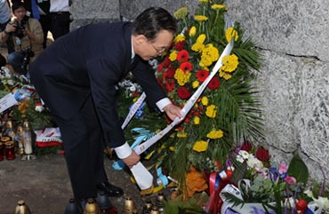 PM chino visita campo de concentración de Auschwitz en Polonia