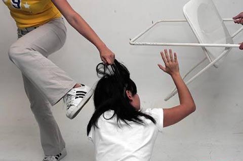 <em>校园暴力</em>