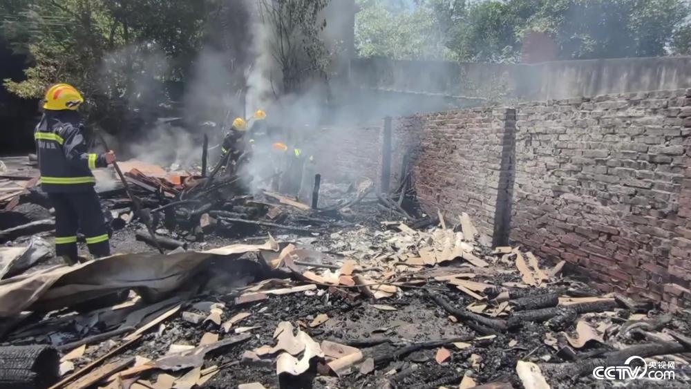 四川自贡40万元现金险被大火烧成灰消防员火场中救出老人毕生积蓄 - frame at 0m36s