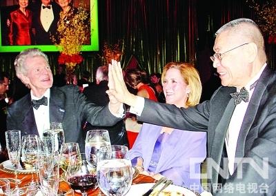 刘诗昆与范-克莱本54年后相逢 两位大师兴奋击掌时就像回到少年时代 晚宴中,范-克萊本正襟危坐的專心聆听刘诗昆为他献奏的《莫斯科郊外的晚上》 刘诗昆(前右)、范-克莱本(前中)、玛莎-海德夫人(前左)、孙颖(后左)、维阿杜 两位国际钢琴大师54年前在莫斯科举办的首届柴可夫斯基国际钢琴大赛上分获一二等奖轰动乐坛,一个回国后成为英雄般的人物,总统下令举国盛装迎接;一个回国后去劳动改造并入狱6年。