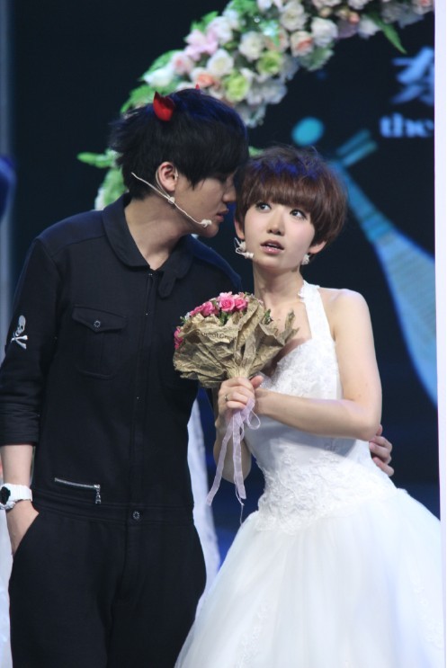 李炜<em>洪辰</em>甜蜜搭档 首唱新歌《飞》获粉丝力捧