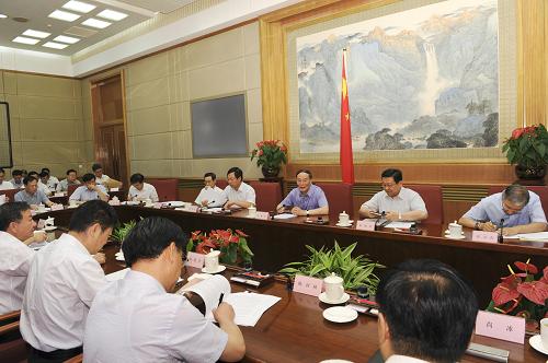 7月16日,中共中央政治局委员、国务院副总理、全国打击侵犯知识产权和制售假冒伪劣商品工作领导小组组长王岐山在北京主持召开会议,研究部署三季度打击侵权假冒及推进政府机关软件正版化工作。新华社记者 饶爱民 摄