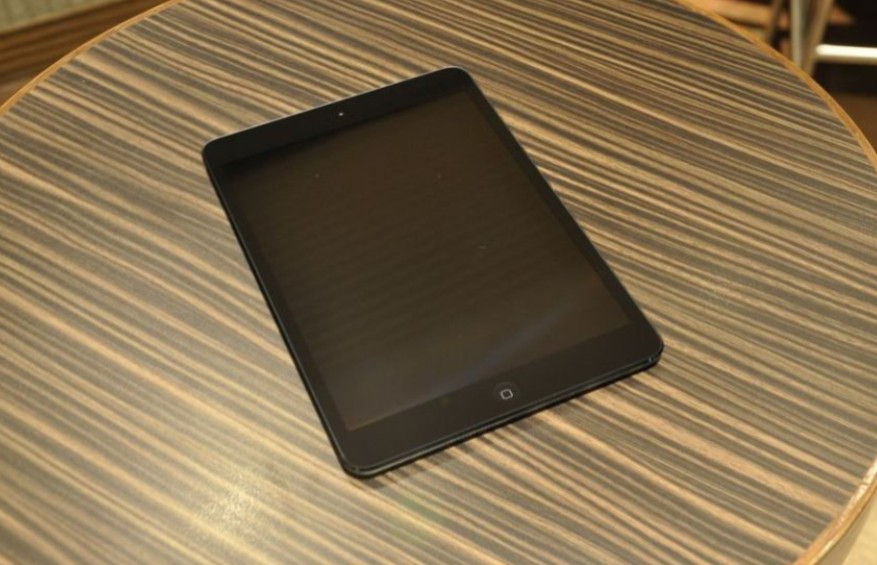 图为苹果ipad mini黑色版正面,ipad mini是苹果公司推出的小尺寸