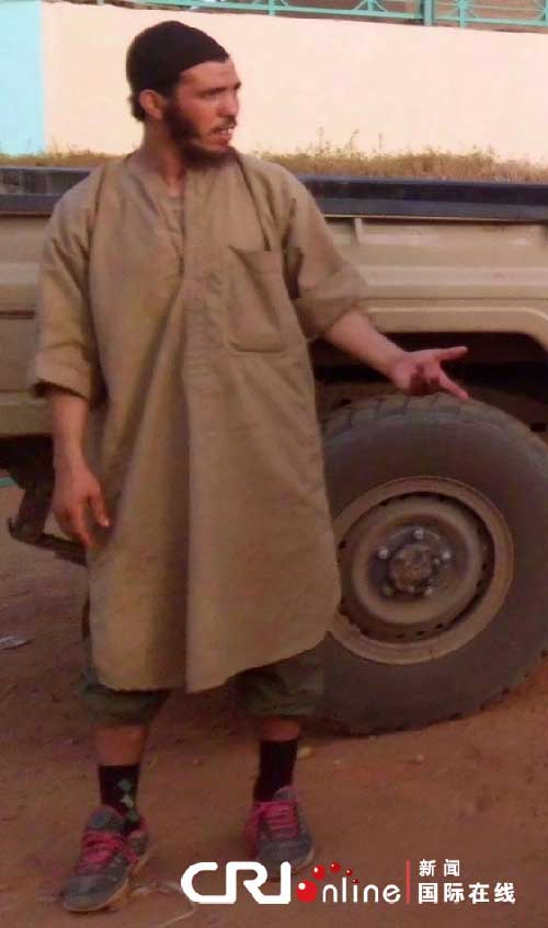 资料：绑匪的头目巴拉亚。当地时间2013年1月17日，阿尔及利亚政府军出动直升机，对武装组织绑架41名外国人质的天然气田进行了轰炸，炸死35名外国人质与15名绑匪，绑匪的头目巴拉亚也在这次直升机轰炸中丧生。