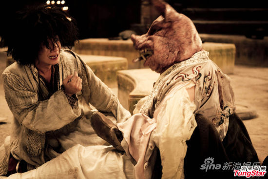 文章与猪妖 由周星驰执导的魔幻喜剧《西游-降魔篇》将于2月7日农历年贺岁上映。四年未有新作的星爷今次重回到西游世界,塑造了多个崭新人物角色,包括女主角舒淇扮演的降魔女侠及小猪罗志祥饰演的空虚公子,而由文章饰演的年青唐三藏更与舒淇有一段妙趣横生的情缘。 其中一幕讲述两人联手收服猪妖的戏份,更肯定会令观众笑出眼泪。舒淇回想起拍那场戏时说:“那只猪八怪实在太丑了,导演本来构思由我与文章一人一口与它亲嘴,将它的妖气用力啜出来,但我看见这个猪头已觉恶心!所以这个重任还是交给文章好了。&rd
