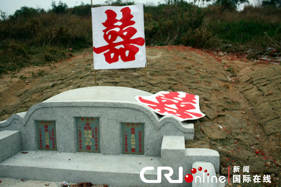 深圳公务员家乡修百万坟墓 建千万仿古豪宅