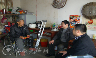 安徽歙县县委常委及组织部长走访慰问