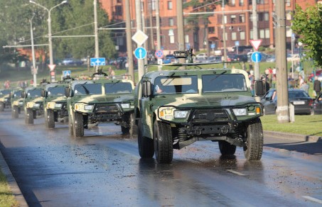 中国猛士越野车内衬轻质装板防护能力远超悍马
