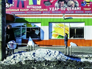 一家商店被陨石坠落造成的冲击波破坏。新华/法新