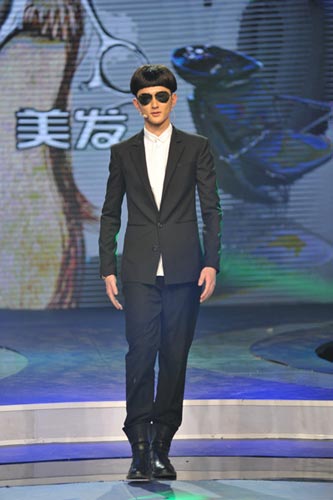 于小彤《祖国》展示T台秀 演绎最酷版西瓜太郎