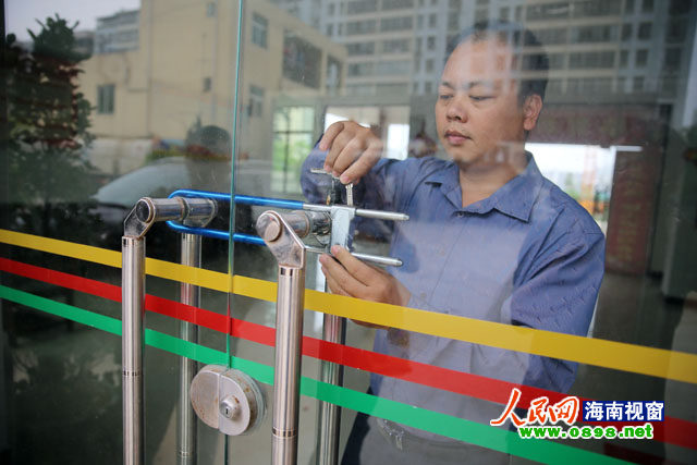 下午2点45分，琼山区环卫局才来了1名工作人员开门