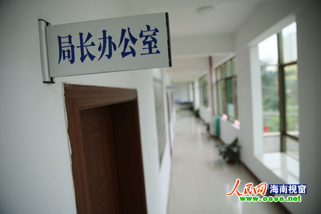 下午2点45分上班时间，整栋环卫局大楼12间办公室仅1人上班