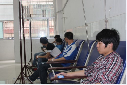 在涟源市人民医院急诊室，多名学生因不适接受治疗