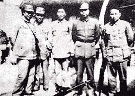 台儿庄战役中，范长江（右一）、陆诒（右四）与关麟征军长（右二）合影。 （资料图片）
