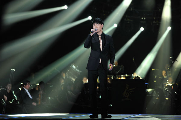 王晰青歌赛轻松晋级获掌声 评委愿为其出发烧