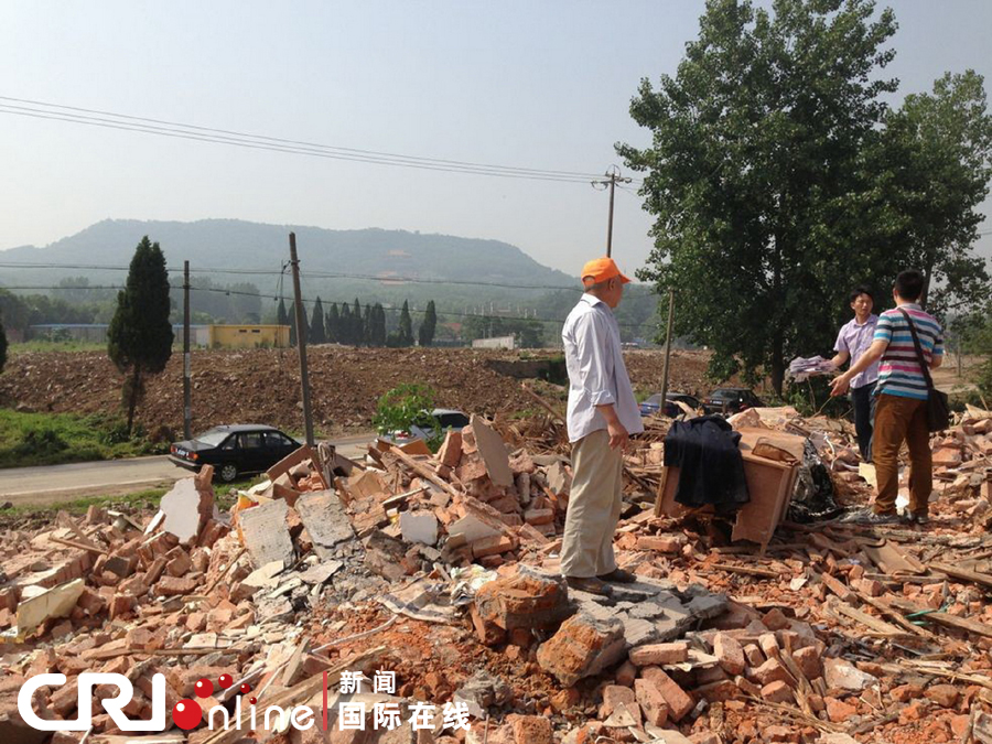 　　2013年5月22日，江宁区方山邮局的职工正常来上班，却发现邮局一夜被拆，大批信件及电脑等办公用品被掩埋在废墟下。图片来源：东方IC