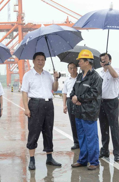 <em>中央领导</em>带头转作风 坚持走群众路线_党的群众