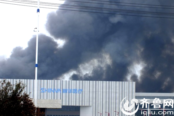 山东淄博新华医疗突发大火 现场浓烟滚滚(图)