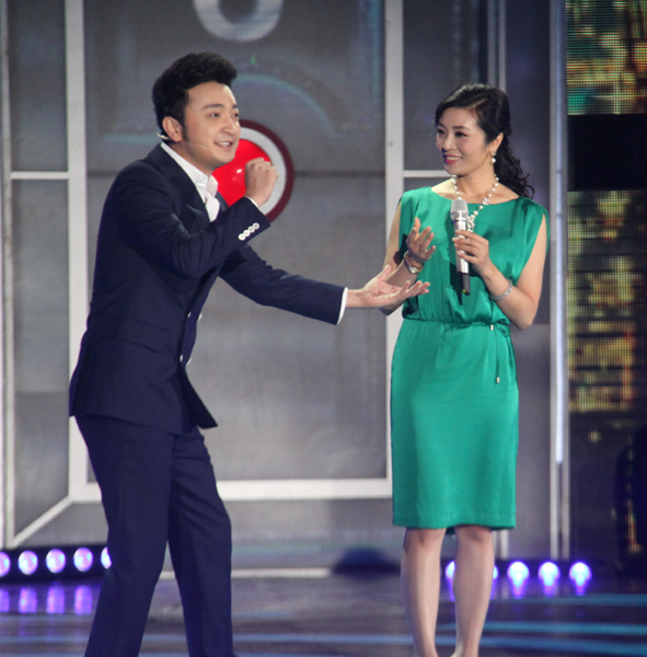 歌唱家李丹阳亮相央视《开门大吉》 鼓励参赛