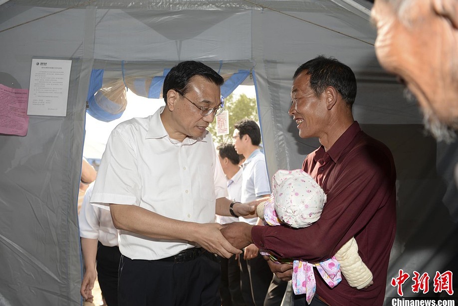 组图:李克强来到震中梅川镇永光村_新闻频道_