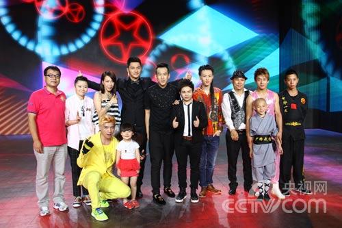 《综艺盛典》好声音学员玩得不亦乐乎