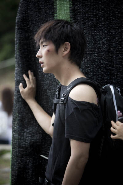 李准基《两周》片场照 灰头苦脸显狼狈 综艺 央