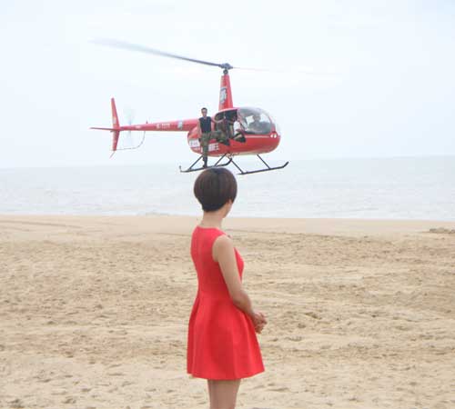 吴京乘直升机助阵《超级减肥王》 甜蜜告白为