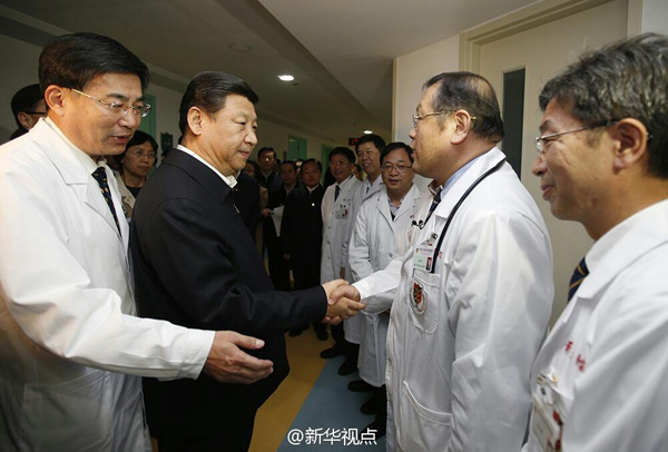 24日下午，习近平总书记在青岛大学附属医院黄岛分院，亲切会见参与&ldquo;11&middot;22&rdquo;中石化输油管线泄漏引发爆燃事故伤员救治的医护人员，对参与救治的全体医护人员致以衷心感谢和亲切问候。总书记对他们发扬救死扶伤的崇高职业精神给予充分肯定，叮嘱他们劳逸结合，科学调度，再接再厉，夺取最后胜利。